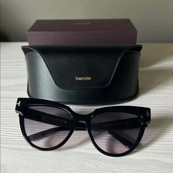 Tom Ford Sunglasses **FREE w/ orders over $700** - Picture 15 of 17